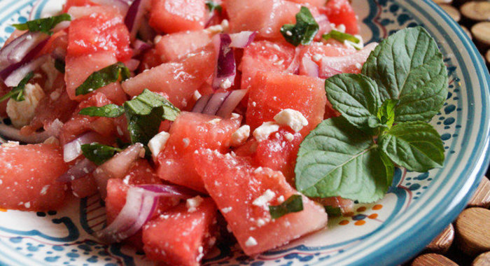 Салат с арбузом и красным луком