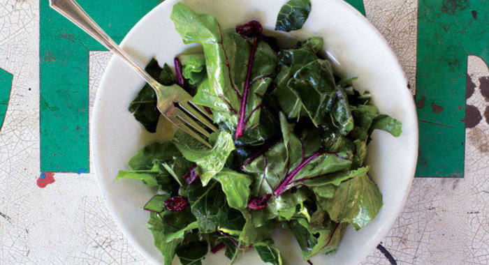 Капуста кале и мангольд с лимонно-чесночным соусом