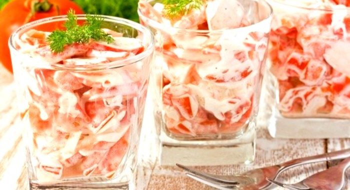 Салат с крабовыми палочками, помидорами и чесноком