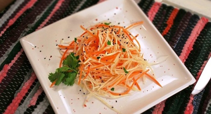 Салат из редьки с морковью