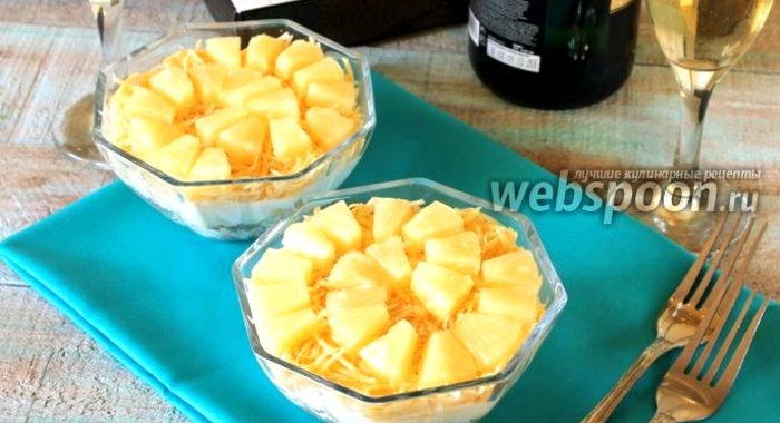 Салат с грибами и ананасами