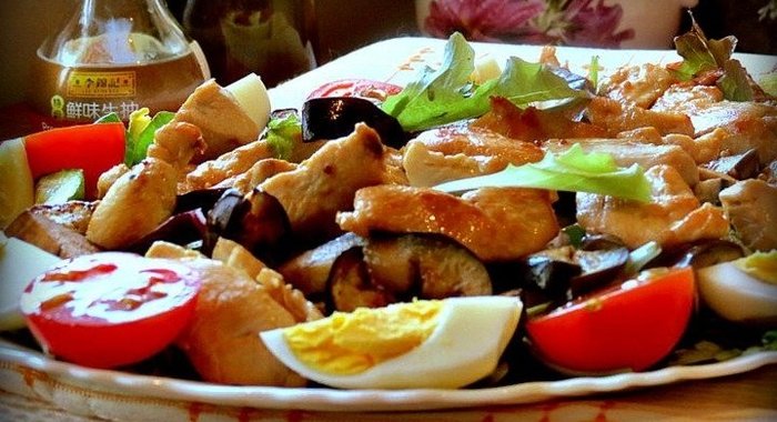 Салат из курицы и овощей