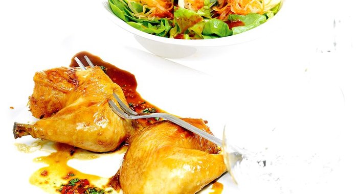 Глазированная в меду курица с салатом из латука, романо, пекинской капусты и кимчи