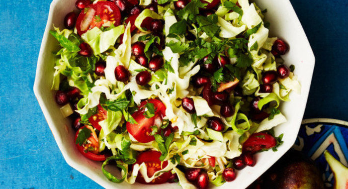 Салат с капустой, помидорами и гранатом