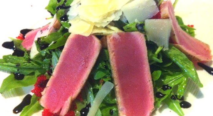 Салат из рукколы и тунца