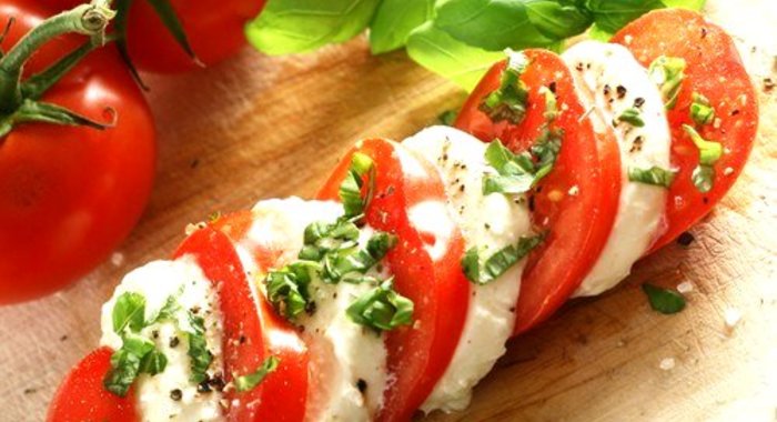 Капрезе с моцареллой буффало и зеленым базиликом
