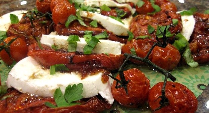 Салат из моцареллы и запечённых помидоров