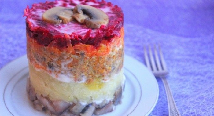 Салат с курицей и овощами