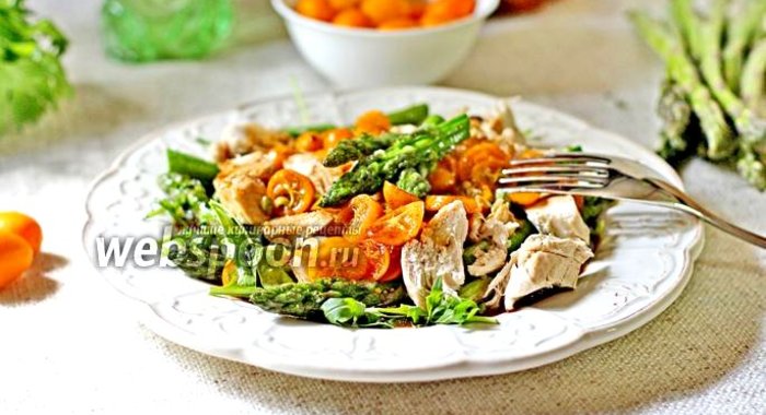 Салат с кумкватом, курицей и спаржей