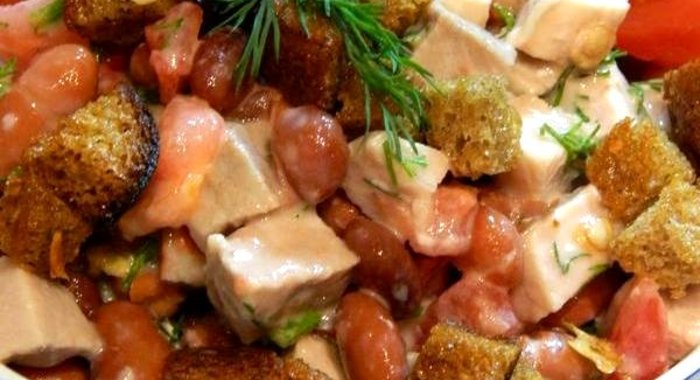 Салат мясной с фасолью