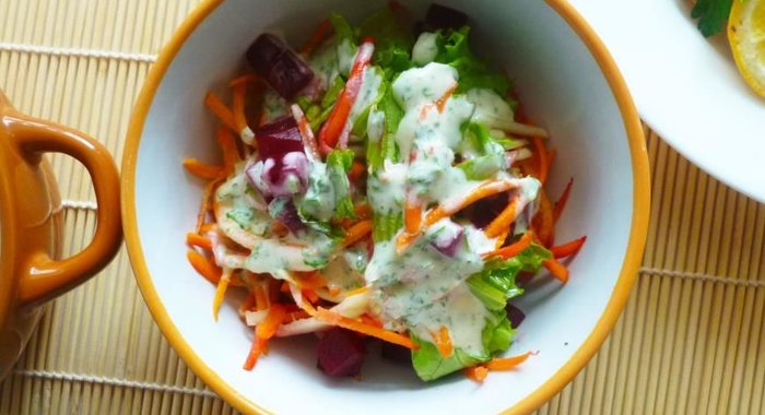 Салат из кабачка, моркови и свеклы с острой заправкой