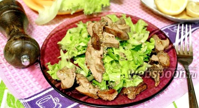 Салат из куриной печени с огурцами