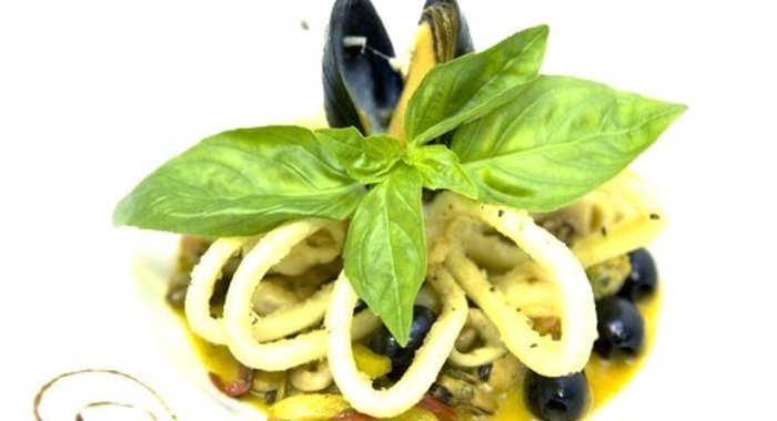 Кальмары с сельдереем, оливками и луком-шалот