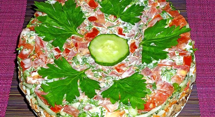 Салат с куриной печенью и крабовыми палочками
