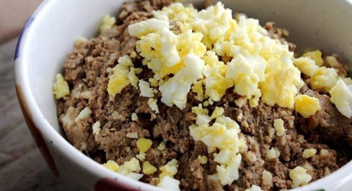 Печеночный салат с яйцом, сыром и чесноком