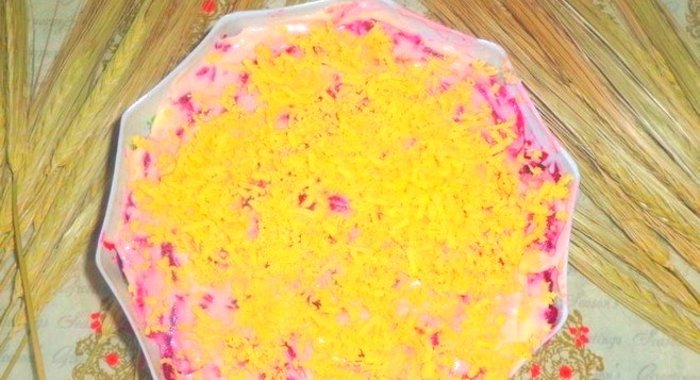 Салат со свеклой луком и тунцом