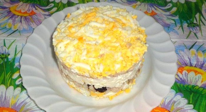 Салат с рыбой и черносливом
