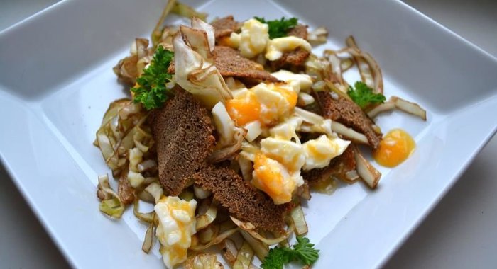 Салат из белокочанной капусты с яйцами в мешочек