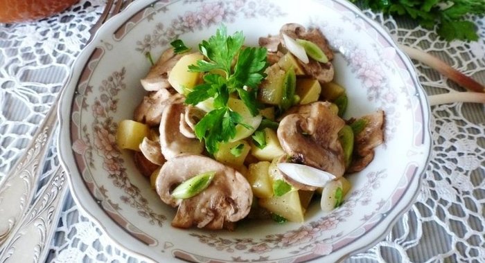 Горячий салат с баклажанами