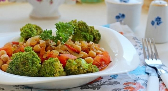 Салат с брокколи, нутом и изюмом