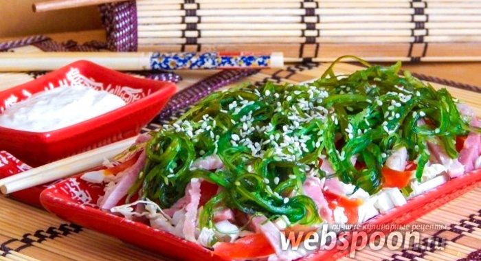 Салат с балыком, пекинкой, помидорами и чукой