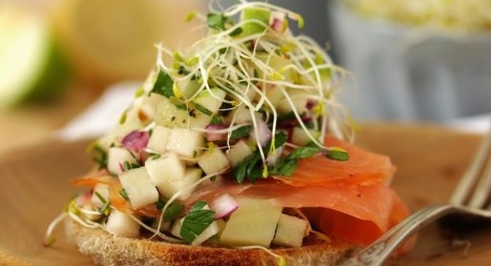 Салат с копченым лососем на ломтике хлеба