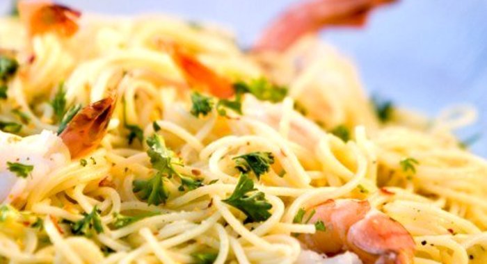 Тайский салат с лапшой и креветками