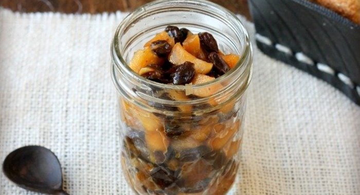 Салат с яблоком, черносливом и орехами