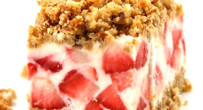 Террин из сливочного мороженого и клубники