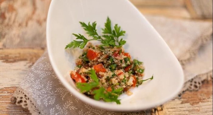 Перуанский салат с киноа, свежей зеленью и томатами