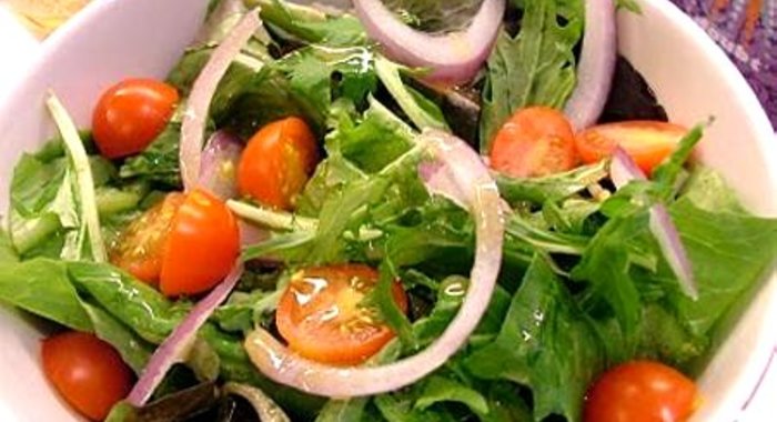 Летний салат с заправкой из пармезана