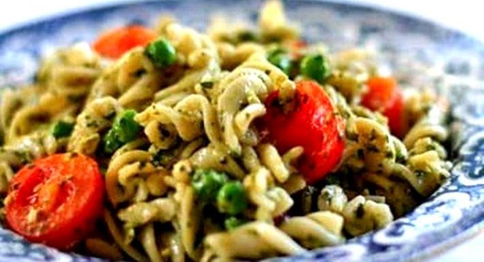 Салат из пасты с соусом песто