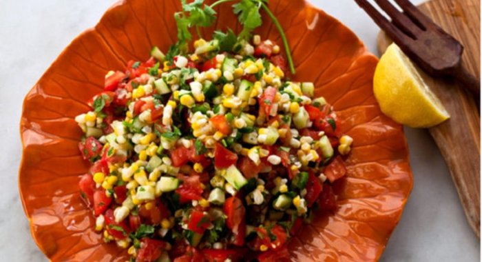 Салат из помидоров, огурцов и кукурузы