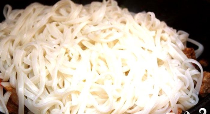 Рисовая лапша с рисом и креветками