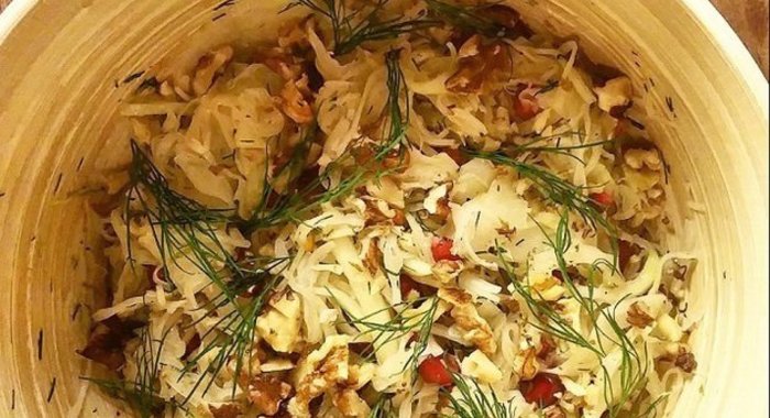 Салат с белокачанной капустой и кольраби