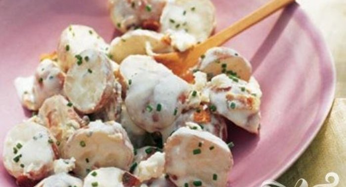 Салат с картофелем, сыром и беконом