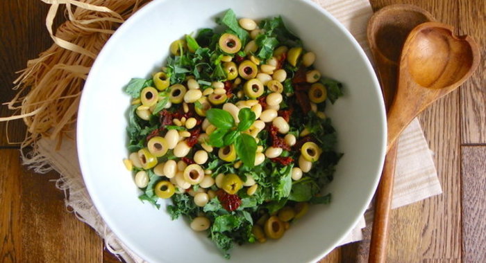 Салат с капустой кале и белой фасолью