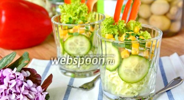 Овощной салат в стаканах с пекинской капустой
