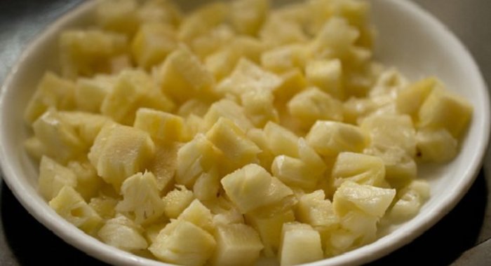 Салат из ананасов с чесноком