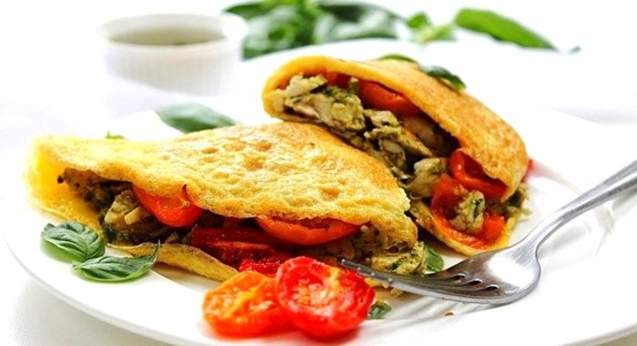 Омлет с курицей и помидорами