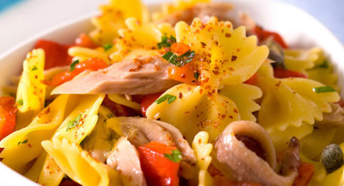 Салат с фарфалле, тунцом и анчоусами