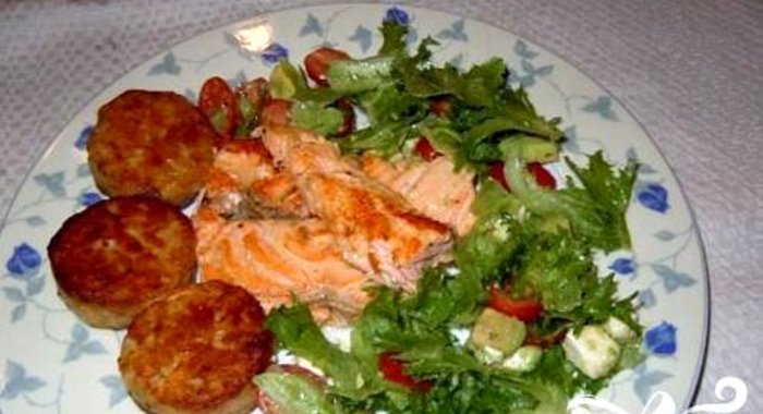 Стейки из семги, маринованные в дижонской горчице с зеленым салатом