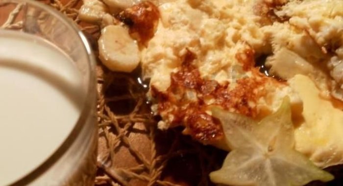 Сладкий омлет с бананами и карамболой