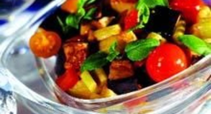 Итальянский горячий салат, приготовленный в воке