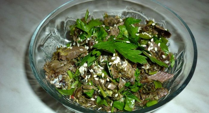 Горячий салат с уткой и щавелем по-тайски