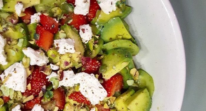 Салат с клубникой, авокадо и козьим сыром