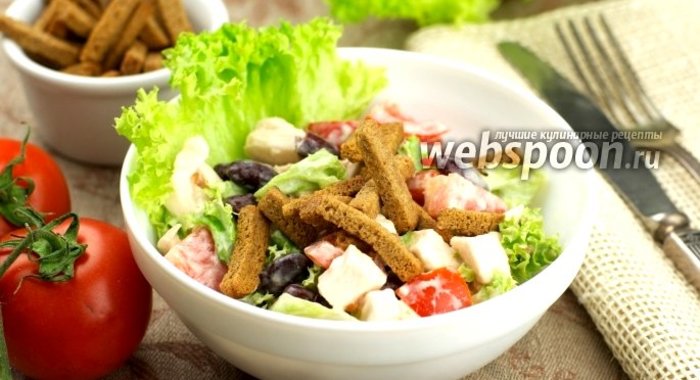 Салат из куриной грудки с сухариками