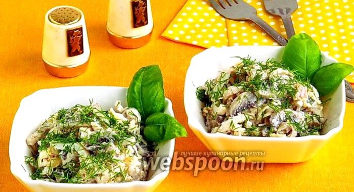 Салат из кальмаров с грибами и сыром