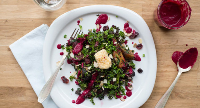 Салат с капустой кале, свеклой, сыром и грецкими орехами