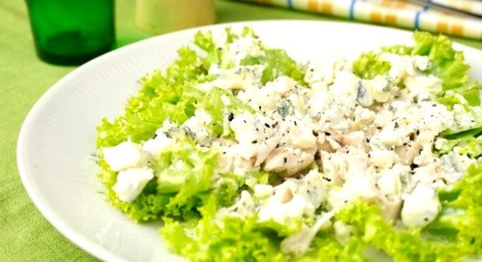 Зелёный салат с курицей и голубым сыром